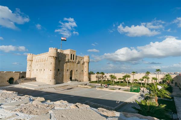 قلعه قیه بای در میان دریای اسکندریه که در محل فانوس دریایی معروف قدیمی ساخته شده است