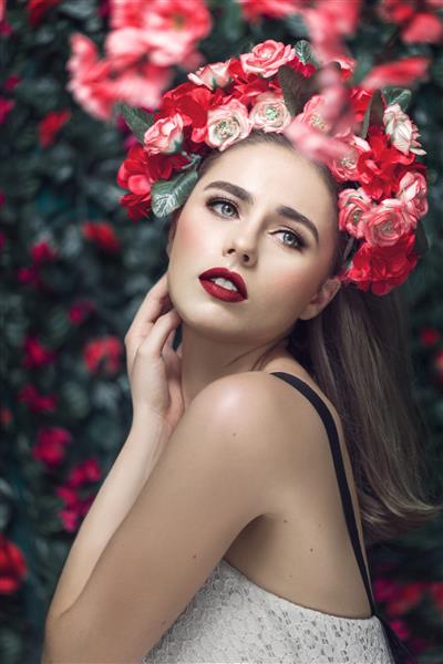 پرتره زن تابستانی با الهام از سبک زندگی طبیعت دختر زیبای بهاری با مدل موی گلهای شکوفه بر سرش