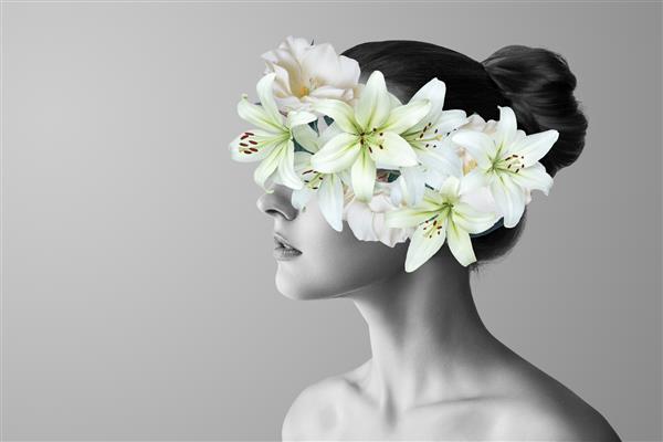 کلاژ هنر معاصر انتزاعی پرتره سیاه و سفید زن جوان با گل روی صورت چشمانش را پنهان می کند