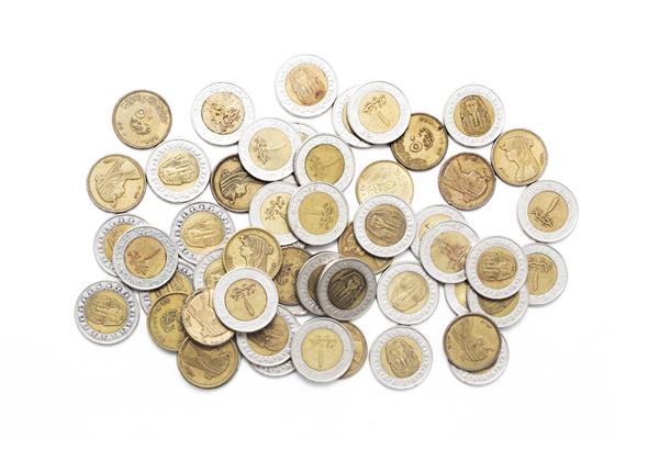 انبوهی از پوند مصری سکه های نجس جدا شده در زمینه سفید