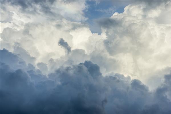 عکس ابرهای طوفانی در آسمان استوایی قبل از رعد و برق