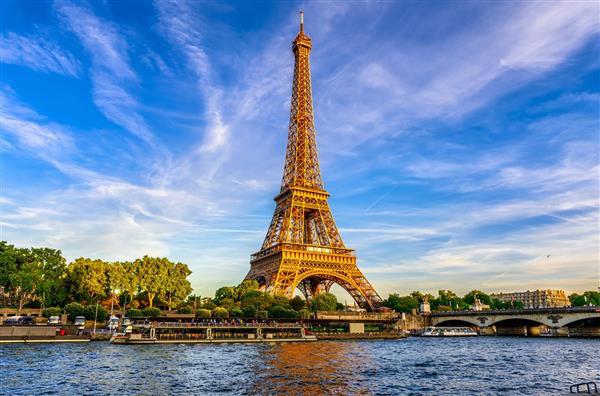 برج ایفل پاریس و رودخانه سن در غروب خورشید در پاریس فرانسه برج ایفل یکی از نمادین ترین مکان های دیدنی پاریس است