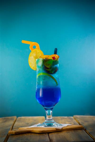 نوشیدنی لیمو با اسناس . رنگ آبی