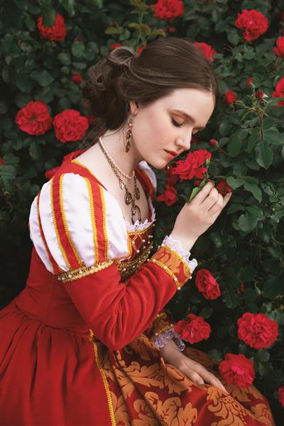 زن جوان با لباس قرمز قرون وسطایی