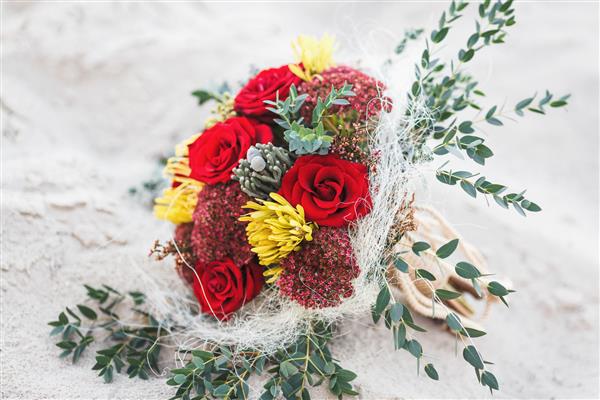 دسته گل عروسی شیک با گل های قرمز زرد و صورتی