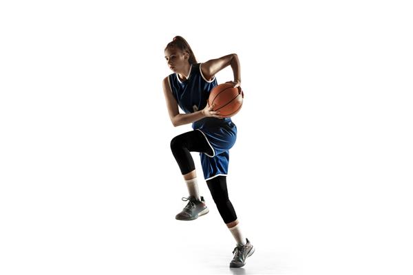 بازیکن زن جوان قفقازی بسکتبال تیم در حال عمل حرکت در پرش جدا شده در پس زمینه سفید
