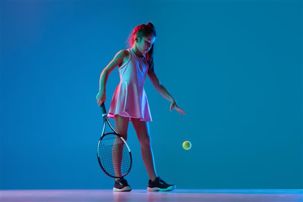 پرتره دختر کوچک ورزشکار آموزش کودک بازی تنیس