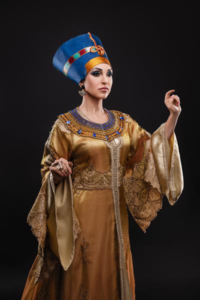 زنی با چشمان قهوه ای و آرایش عصرانه به عنوان ملکه کلئوپاترای مصر