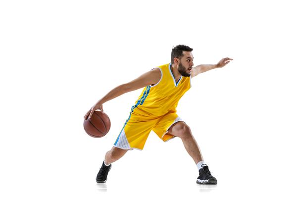 پرتره مرد بازیکن حرفه ای بسکتبال که دریبل توپ را تمرین می کند جدا شده روی پس زمینه سفید