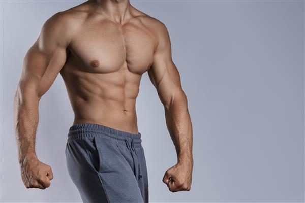 تنه مردانه عضلانی بدنسازی و تناسب اندام در پس زمینه خاکستری