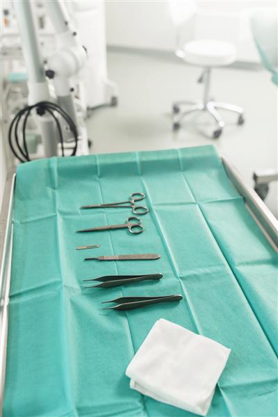 محل کار با ابزارهای استیل ضد زنگ جراحی در اتاق عمل