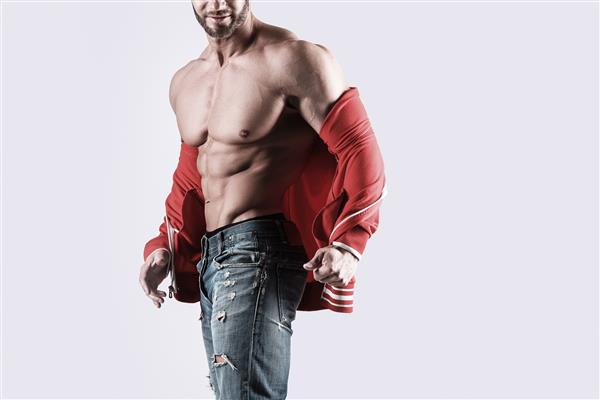 مرد عضلانی بدنساز با شلوار جین