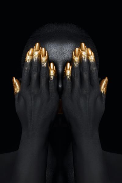 زن زیبایی رنگ شده با رنگ پوست مشکی هنر بدن آرایش طلایی لب پلک انگشتان ناخن در رنگ طلایی آرایش طلایی حرفه ای
