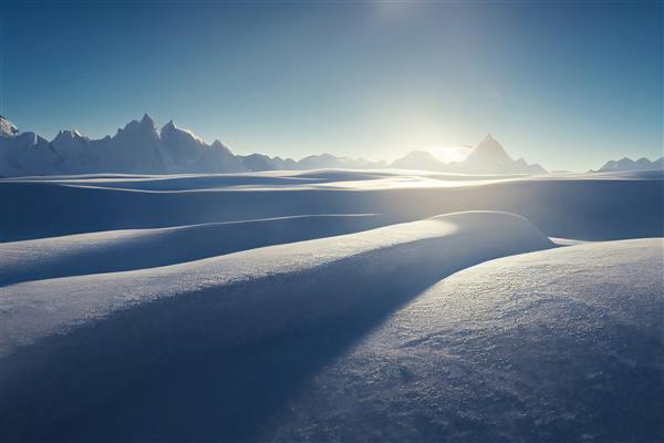 منظره کوه ها در زمستان زیر پرتوهای خورشید درخشان و مزارع بی پایان پوشیده از لایه ضخیم برف