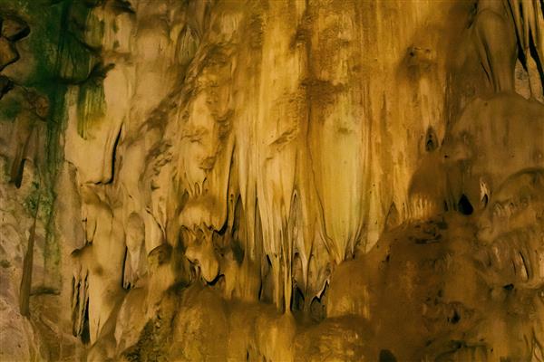 غار زیرزمینی تاریک طبیعی با استالاکتیت های عجیب و غریب