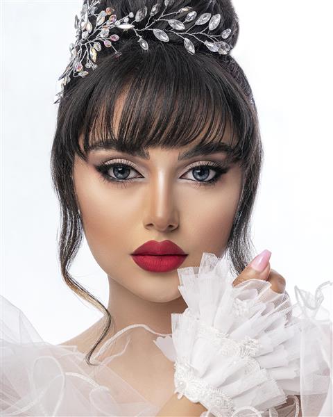 دختر زیبای ایرانی با موی چتری مشکی و لباس سفید عکای در ترکیه
