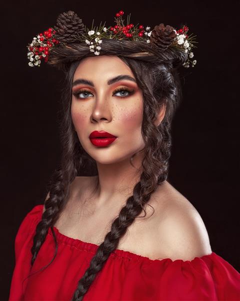 مدل زیبا با موهای بافته همراه با تاجی از گل و موهای لباس قرمز