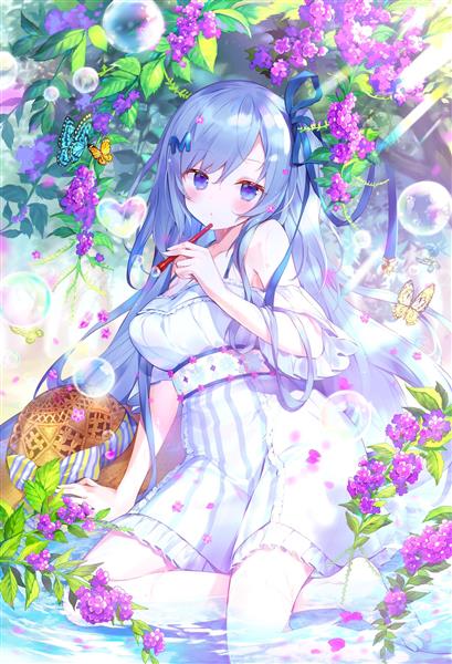 تصویر انیمه دختری زیبا با موهای بلند آبی و پیراهن سفید نشسته کنار آب و بوته هایی با گلهای بنفش اطرافش