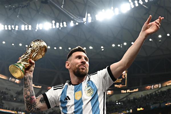 لیونل مسی کاپیتان تیم آرژانتین و کاپ جام جهانی ۲۰۲۲ در دستش