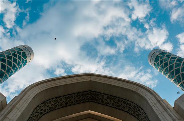 تصویر مسجد ایارن در اسمان صاف ابری