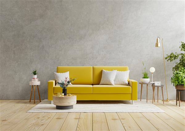 مبل زرد و یک میز چوبی در فضای داخلی اتاق نشیمن با گیاه دیوار بتنی رندر سه بعدی