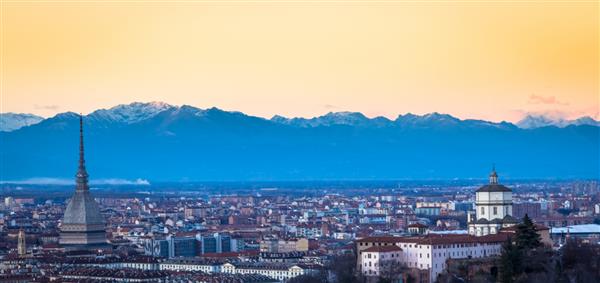 تورین ایتالیا - در حدود آگوست 2020 نمای پانوراما با خط افق در غروب آفتاب کوه های آلپ فوق العاده در پس زمینه