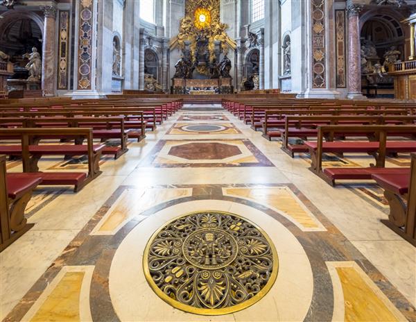 کلیسای سنت پیتر ایالت واتیکان در رم فضای داخلی با کبوتر روح مقدس برنینی در پس‌زمینه