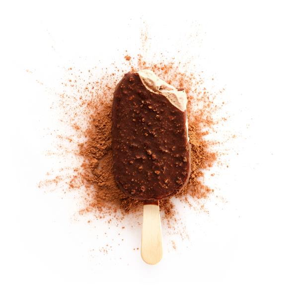 بستنی وانیلی با روکش شکلاتی با آجیل بستنی گاز گرفته شده است