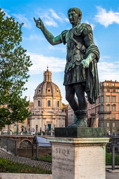 ایتالیا رم در حدود آگوست 2020 مجسمه امپراتور سزار ساخته شده از نور طبیعی برنزی طلوع خورشید الگوی باستانی رهبری و اقتدار