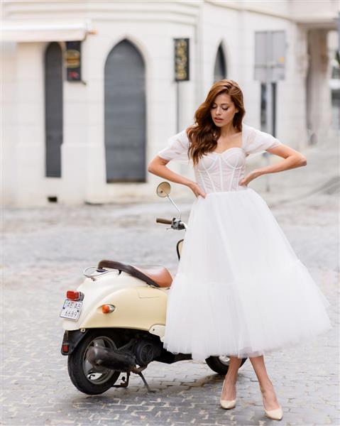 مدل زن با لباس سفید در خیابان شهر