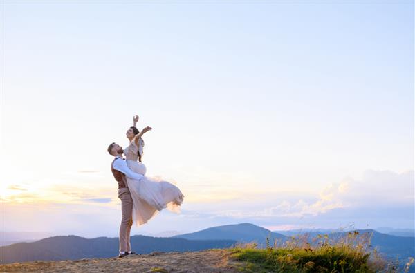 زوج عروسی در کوه