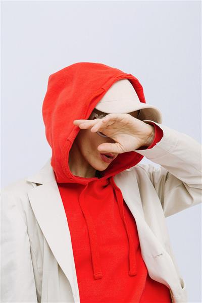 مدل لباس غیررسمی زمستانی مد روز استودیویی با جزئیات هودی قرمز
