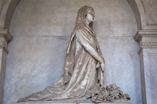 مجسمه روی مقبره قدیمی از سنگ مرمر 1800 واقع در قبرستان جنوا ایتالیا