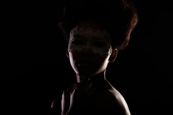 دختر زیبای زن سیاه پوست آمریکایی مرموز با ماسک ونیزی جدا شده روی سیاه