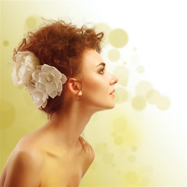 مدل زیبایی مد زن با موهای گل عروس