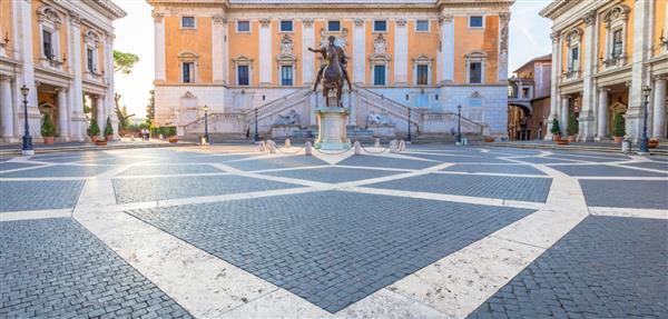 میدان Capitolium Piazza del Campidoglio در رم ایتالیا ساخته شده توسط میکل آنژ محل تالار شهر رم رم است