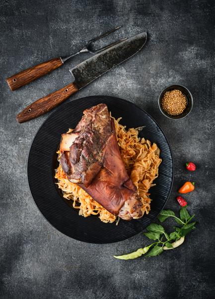 غذاهای سنتی آلمانی schweinshaxe هاک ژامبون برشته با کلم ترش