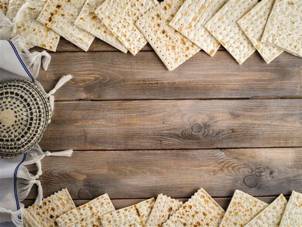 جشن عید ماتزو عید پاسور یهودی با ماتزو روی میز چوبی
