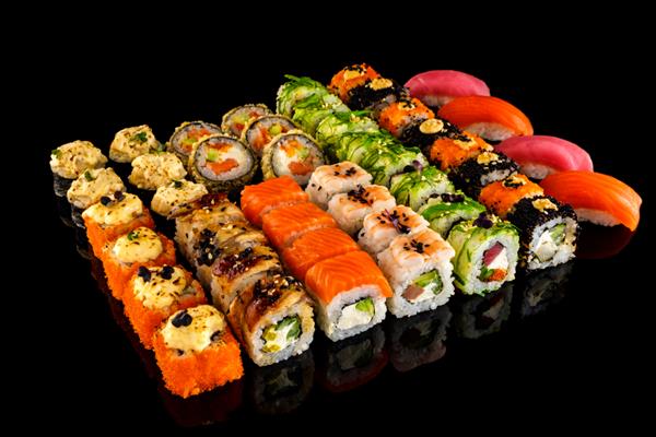 رول سوشی را تنظیم کنید غذاهای سنتی ژاپنی