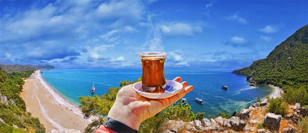 فنجان چای صبحگاهی با منظره ای از ساحل پانوراما رنگارنگ المپوس سیرالی استان آنتالیا ترکیه