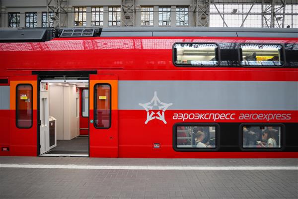 مسکو روسیه - 19 ژوئن 2018 قطار سریع السیر Aero در ایستگاه راه آهن کیفسکی در مسکو روسیه