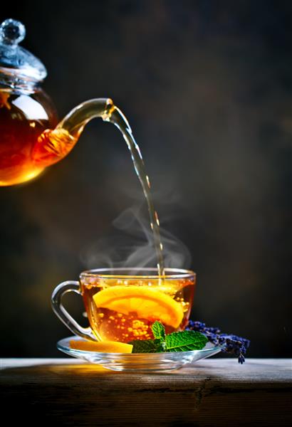 فرآیند دم کردن چای مراسم چای فنجان چای سیاه تازه دم شده نور ملایم گرم