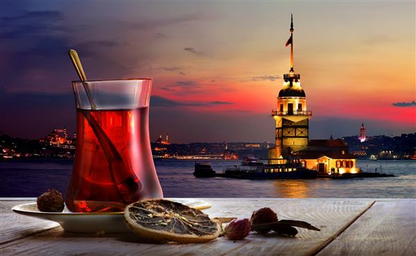 چای ترکی در پس زمینه برج دوشیزه استانبول