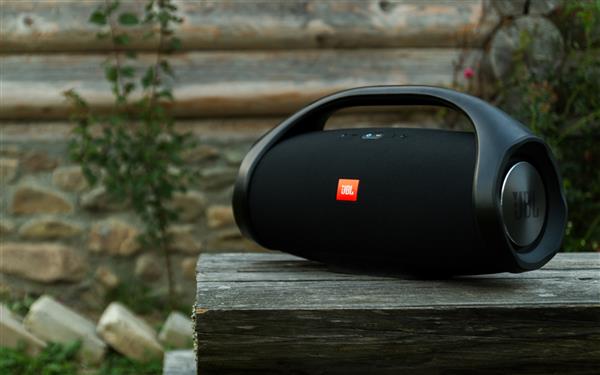 لویو اوکراین - 17 آگوست بلندگوی بلوتوث قابل حمل JBL Boombox روی میز چوبی در 2018 08 17 در Lviv