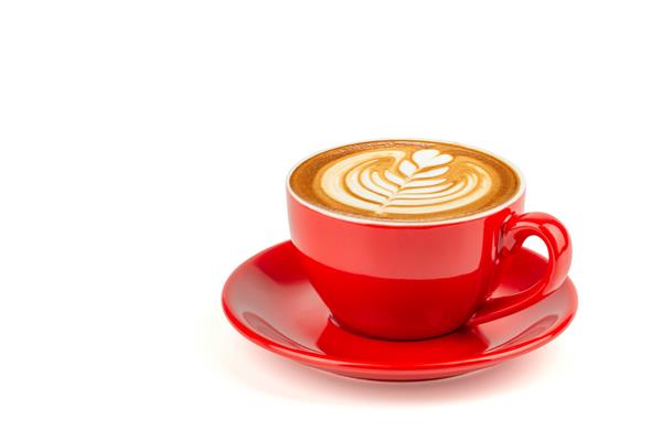 نمای جانبی قهوه لاته داغ با هنر لاته در فنجان قرمز روشن و نعلبکی جدا شده در پس‌زمینه سفید با مسیر برش در داخل
