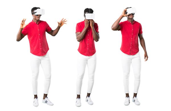 مجموعه ای از مرد جوان آفریقایی آمریکایی با استفاده از عینک واقعیت مجازی تجربه واقعیت مجازی