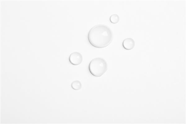 قطرات آب در پس زمینه سفید نمای بالا