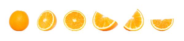 مجموعه میوه های نارنجی در تغییرات مختلف جدا شده روی پس زمینه سفید پرتقال کامل و خلال شده مسیر برش نارنجی