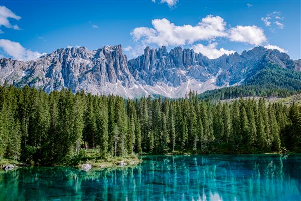 دریاچه bleu در دولومیت ایتالیا دریاچه Carezza Lago di Carezza Karersee با کوه Latemar استان Bolzano تیرول جنوبی ایتالیا منظره دریاچه Carezza یا Karersee و Dolomites در پس زمینه