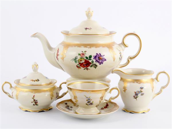 ست چای اروپایی روی زمینه سفید روشن مجموعه ای از قوری چای سرامیکی و لیوان شیر اصیل اورجینال طراحی سنتی و تزئینی